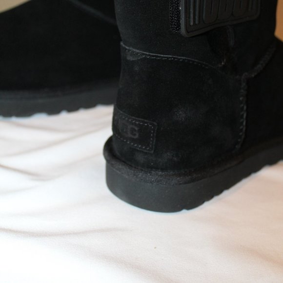 NIB‎ UGG LOGO STRAP MINI SUEDE SHEARLING LINED ANKLE BOOTS BLACK - Picture 6 of 9